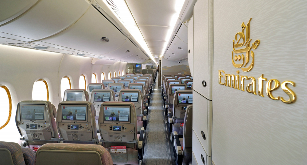Ταξιδέψτε με άνεση κλείνοντας επιπλέον χώρο στην Οικονομική Θέση της Emirates