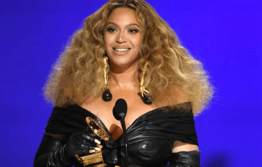 Beyonce: Το “πολύ μίνι” μαύρο δερμάτινο φόρεμα που φόρεσε στα Grammy