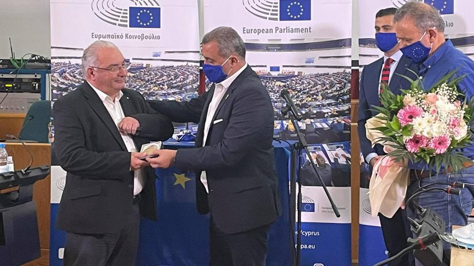 Η στιγμή που ο Κώστας Βήχας τιμάται με το βραβείο Ευρωπαίου Πολίτη 2020