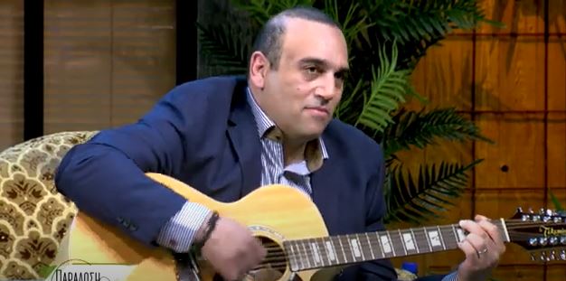 O Γιάννης Καρούσος παίζει κιθάρα και εντυπωσιάζει με το ταλέντο του