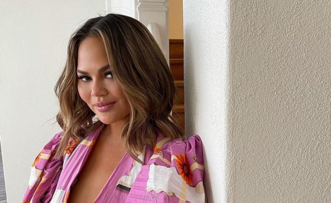 Chrissy Teigen: Άλλαξε το χρώμα των μαλλιών της και δεν είναι περούκα