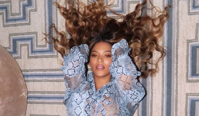 Δείτε την Beyonce με sexy look που αναδεικνύει τις καμπύλες της