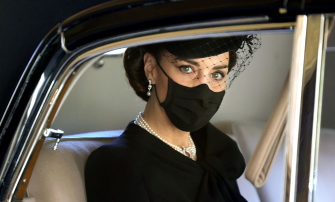 Catherine Middleton: Η ιστορία των κοσμημάτων που επέλεξε για την κηδεία του πρίγκιπα Φίλιππου