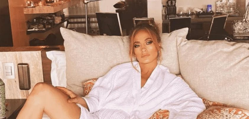 Jennifer Lopez: Ποζάρει με μαγιό στην πισίνα του σπιτιού της και 