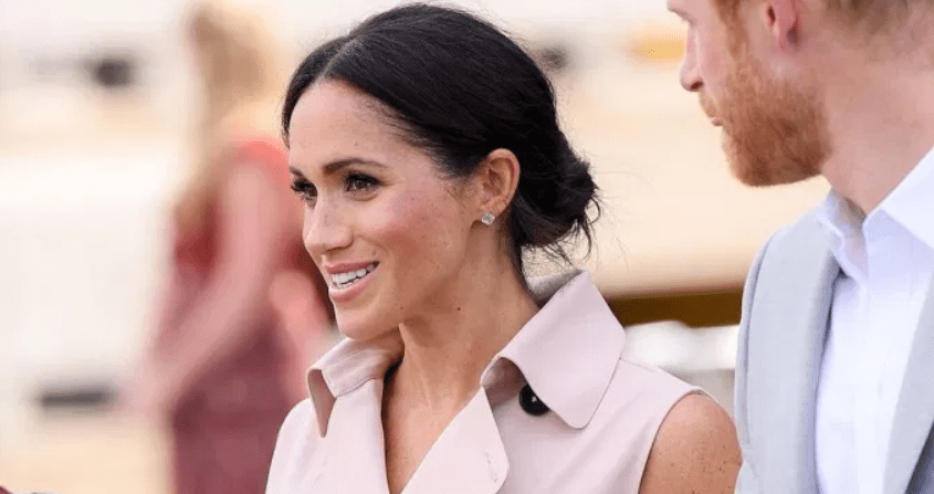 Meghan Markle: Βρήκαμε το tuxedo φόρεμά της που είναι πολύ stylish