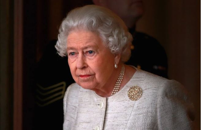 Η Βασίλισσα Ελισάβετ επιστρέφει στα καθήκοντά της πέντε ημέρες μετά τον θάνατο του Φίλιππου