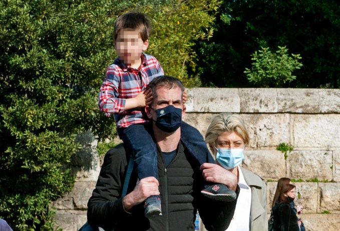 Σία Κοσιώνη – Κώστας Μπακογιάννης: Περίπατος με τον γιο τους στην ηλιόλουστη Αθήνα