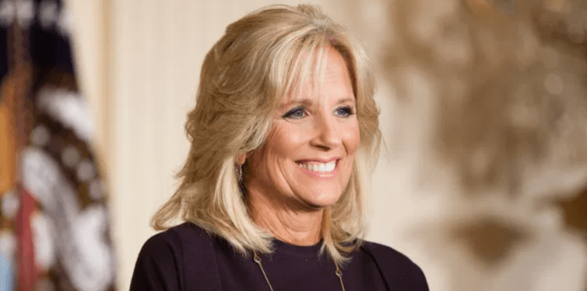 Jill Biden: Υιοθετήστε το look της με το υπέροχο διχτυωτό καλσόν