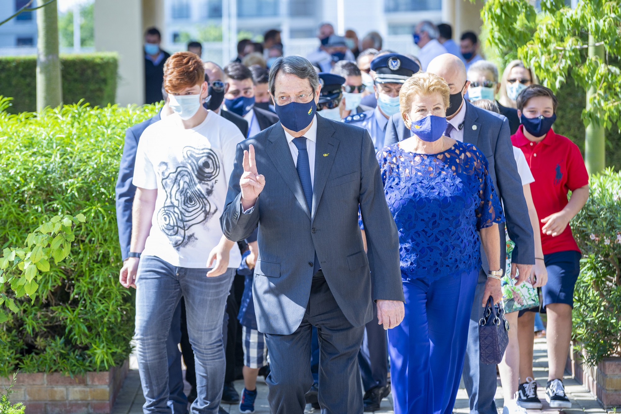 Οι στυλιστικές επιλογές Πρώτης Κυρίας - συζύγων πολιτικών αρχηγών για να ασκήσουν το εκλογικό τους δικαίωμα