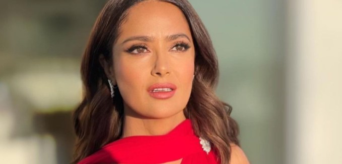 Salma Hayek για την “μάχη” της με τον κορωνοϊό: “Ο γιατρός μου με ικέτευε να πάω στο νοσοκομείο…”