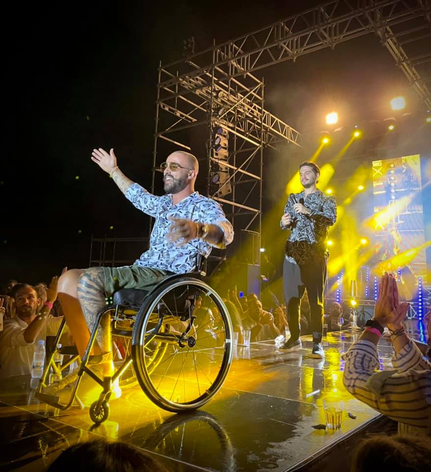 Βίντεο: Χόρεψε ζεϊμπέκικο σε αναπηρικό αμαξίδιο πάνω στην πίστα και καταχειροκροτήθηκε