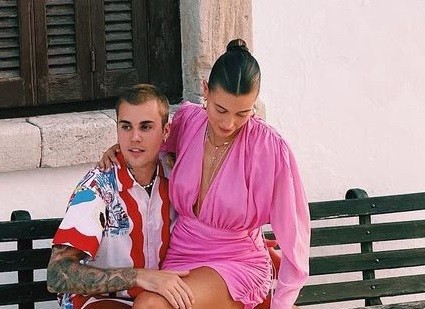 Justin Bieber: Τα ελληνικά εδέσματα που γεύεται με τη Hailey και νέες εικόνες από τις διακοπές τους