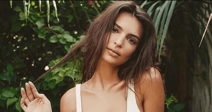 Η Emily Ratajkowski ποζάρει αγκαλιά με τον γιο της και φορούν το ίδιο μαγιό