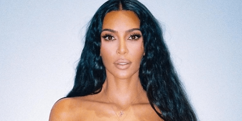 Kim Kardashian: Υπογράφει ακόμη με το επίθετο του Kanye – Το αυτόγραφο που κάνει τον γύρο του διαδικτύου