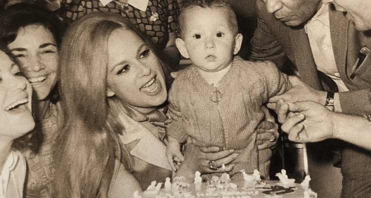 Αλίκη Βουγιουκλάκη: Η σπάνια φωτογραφία από τα πρώτα γενέθλια του γιου της