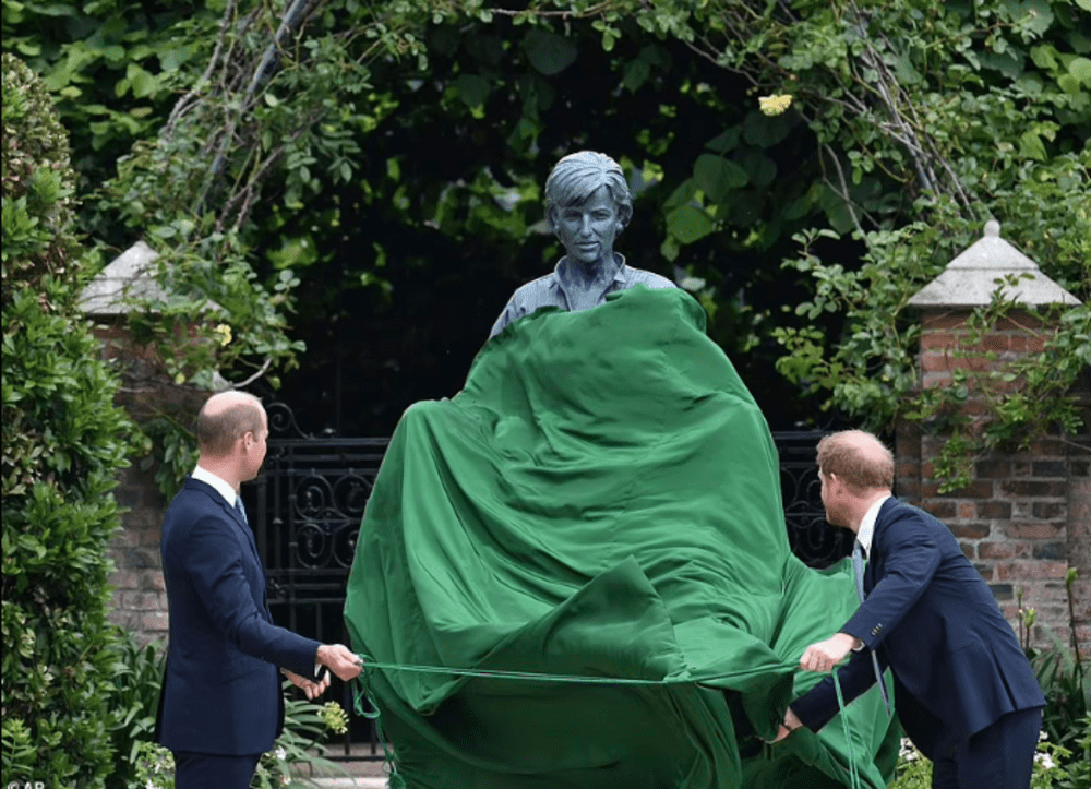 Είναι γεγονός! Πρίγκιπας Ουίλιαμ και Χάρι έκαναν τα αποκαλυπτήρια του αγάλματος της... Νταϊάνα