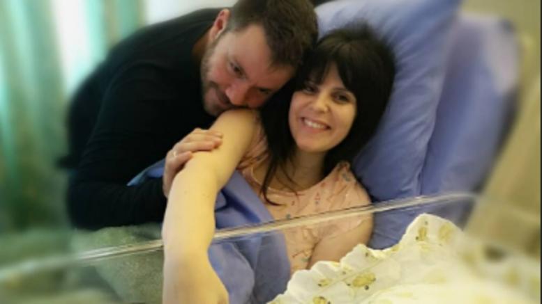 Ευτύχης Μπλέτσας: Φωτογραφίζει την γυναίκα του καθώς θηλάζει την νεογέννητη κόρη τους