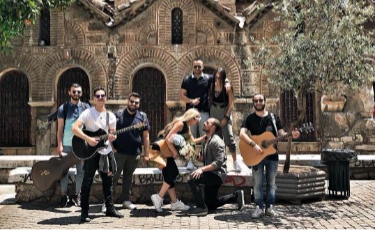HELLO! throwback: Η εντυπωσιακή πρόταση γάμου στην Ανδρεάνα στη μέση της Ερμού με Κύπριους μουσικούς
