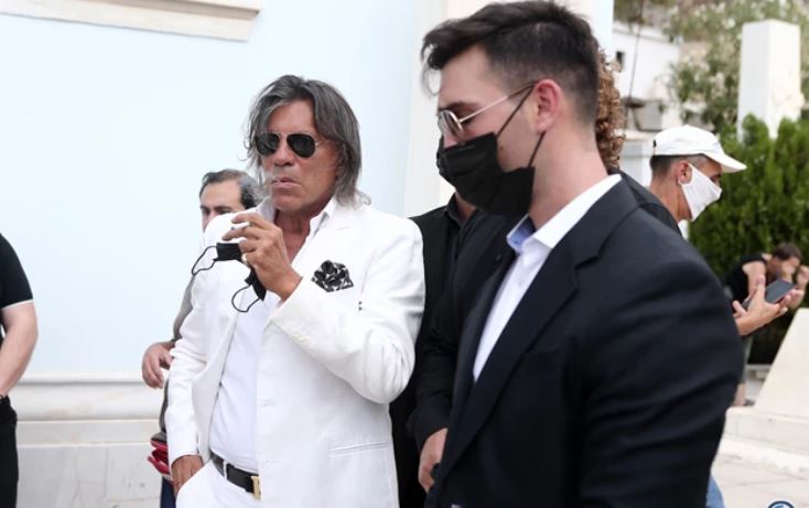 Ο Ηλίας Ψινάκης ντυμένος στα… λευκά στην κηδεία του Τόλη Βοσκόπουλου – Τί συνέβη;