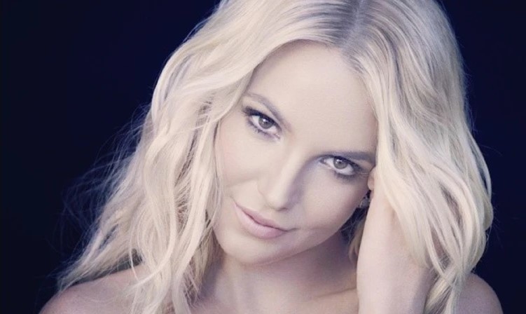 Britney Spears: Ποζάρει topless και δείχνει πιο χαρούμενη από ποτέ