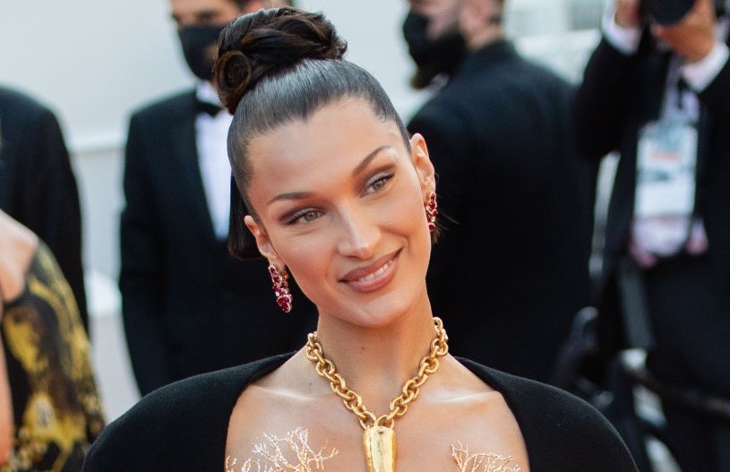 Bella Hadid: Το ιδιαίτερο κόσμημα που “έκρυψε” το μπούστο της στις Κάννες