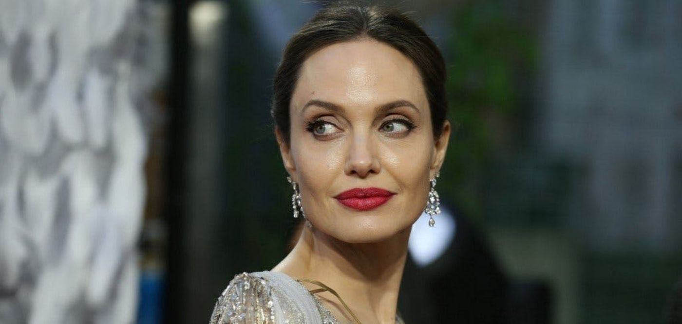 Angelina Jolie: Ερωτευμένη με διάσημο τραγουδιστή 15 χρόνια μικρότερό της