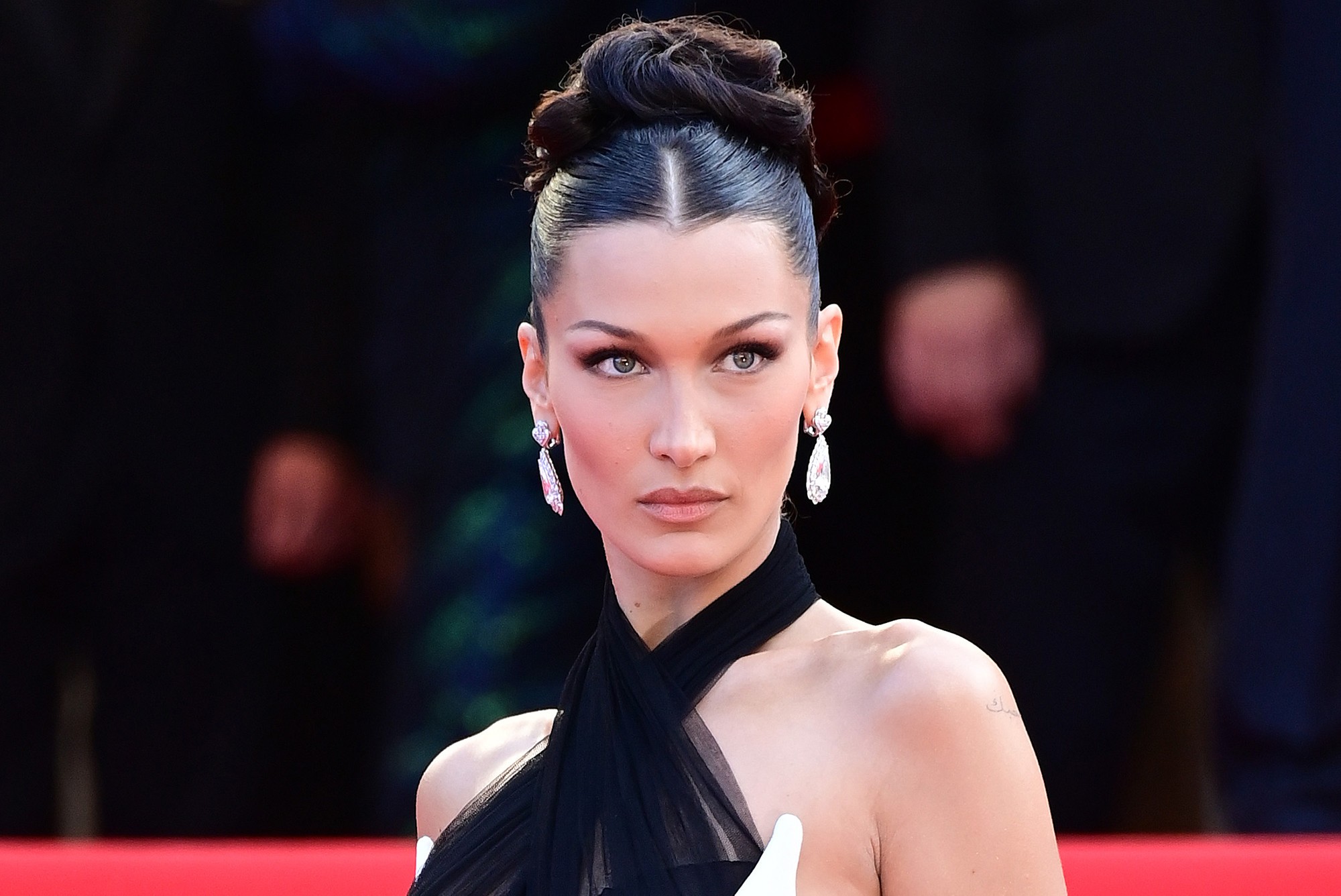 Η Bella Hadid είναι ξανά ερωτευμένη και μας δείχνει το αγόρι της