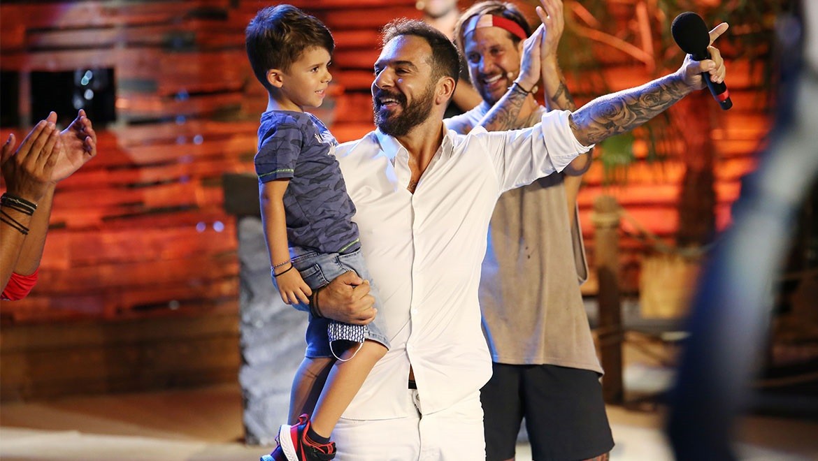 Survivor: “Έσπασε τα ρολόγια” on stage ο Τριαντάφυλλος μαζί με τον γιό του στο τελικό