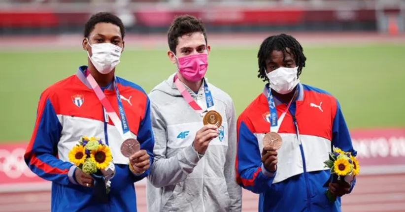 Γιατί ο Τεντόγλου, ο Χρυσός Ολυμπιονίκης φορούσε... ροζ μάσκα στην απονομή;