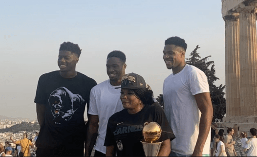 Γιάννης Αντετοκούνμπο: Με το τρόπαιο του NBA στην Ακρόπολη