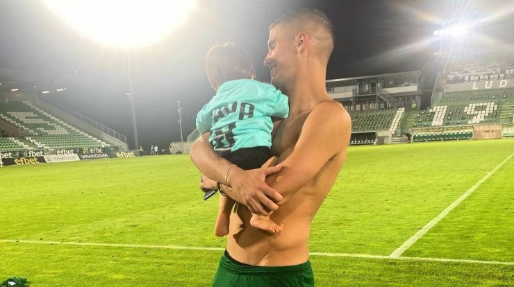 Πιέρος Σωτηρίου: Η αγκαλιά με τον γιο του στο γήπεδο μετά την νίκη της ομάδας του