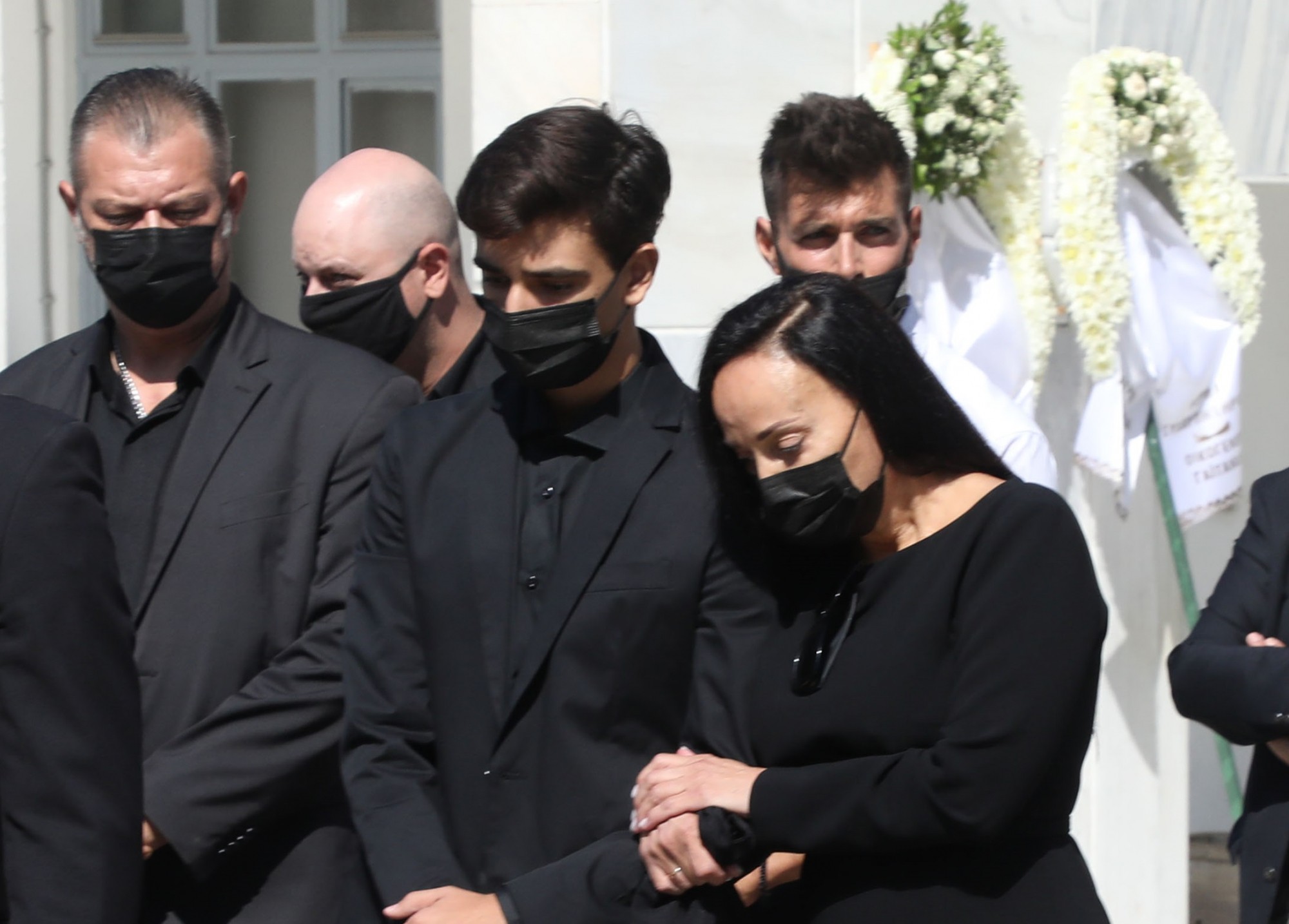 Άκης Τσοχατζόπουλος: Συντετριμμένοι η Βίκυ Σταμάτη και ο γιος τους στην κηδεία του πολιτικού