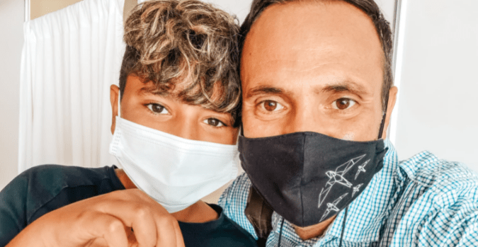 Περήφανος μπαμπάς ο Κωνσταντίνου για τον δωδεκάχρονο γιο του που εμβολιάστηκε