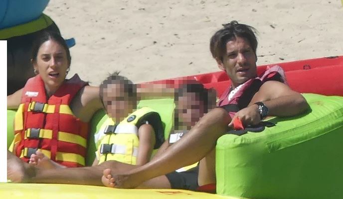 Ο Γιώργος Καράβας σε water sports με τη σύζυγο και τα παιδιά του
