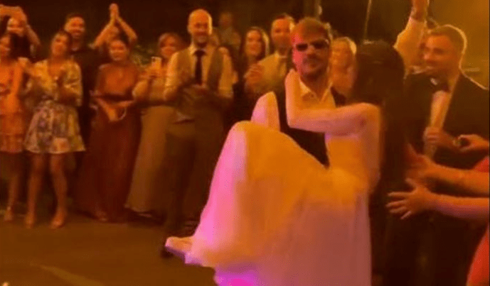 Πετρετζίκης - Παπαμιχαήλ: Ο ξέφρενος χορός του ζευγαριού και το τραγούδι που είπε ο σεφ στο γαμήλιο πάρτι