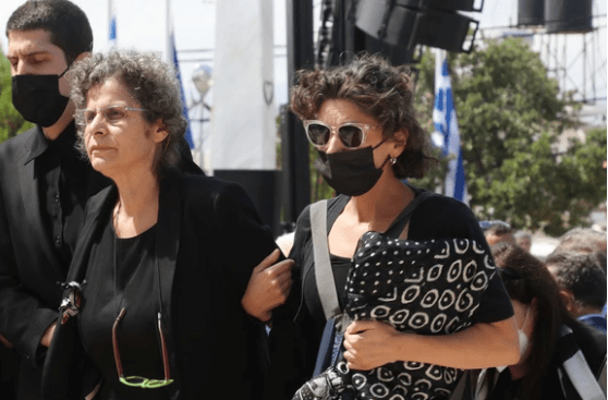 Μίκης Θεοδωράκης: Συντετριμμένη η κόρη του στην κηδεία του – Ο πολιτικός και καλλιτεχνικός κόσμος στα Χανιά