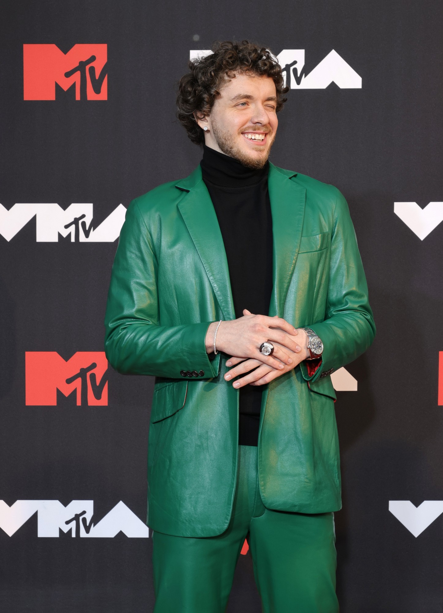 Ο Jack Harlow φοράει Tommy Hilfiger στα 2021 MTV VIDEO MUSIC AWARDS