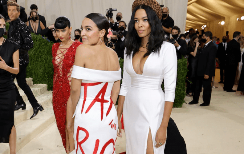 Met Gala: Το ηχηρό μήνυμα στο φόρεμα της Alexandria Ocasio-Cortez