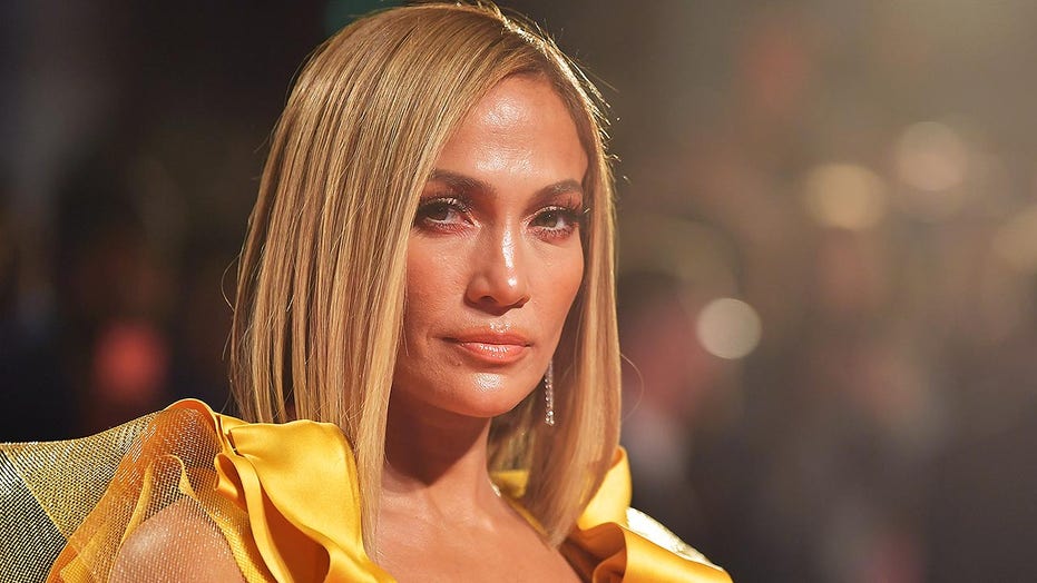 Jennifer Lopez: Ποζάρει για τη νέα της καμπάνια, φορώντας δημιουργία Έλληνα σχεδιαστή