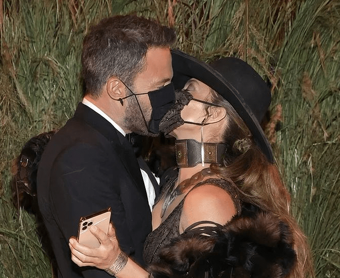 Jennifer Lopez - Ben Affleck: Το viral φιλί τους στα φετινά Met Gala