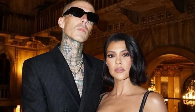 Kourtney Kardashian: Τα χείλη της έγιναν…τατουάζ στο χέρι του Travis Barker