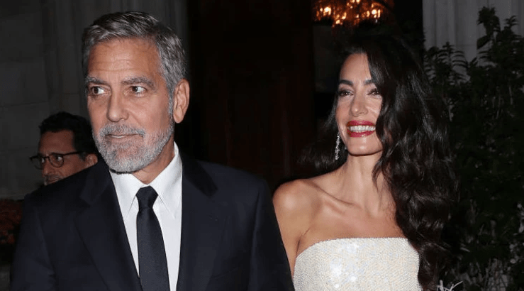 Απαστράπτουσα η Amal Clooney: Με mini φόρεμα, σε ρομαντικό ραντεβού με τον George Clooney