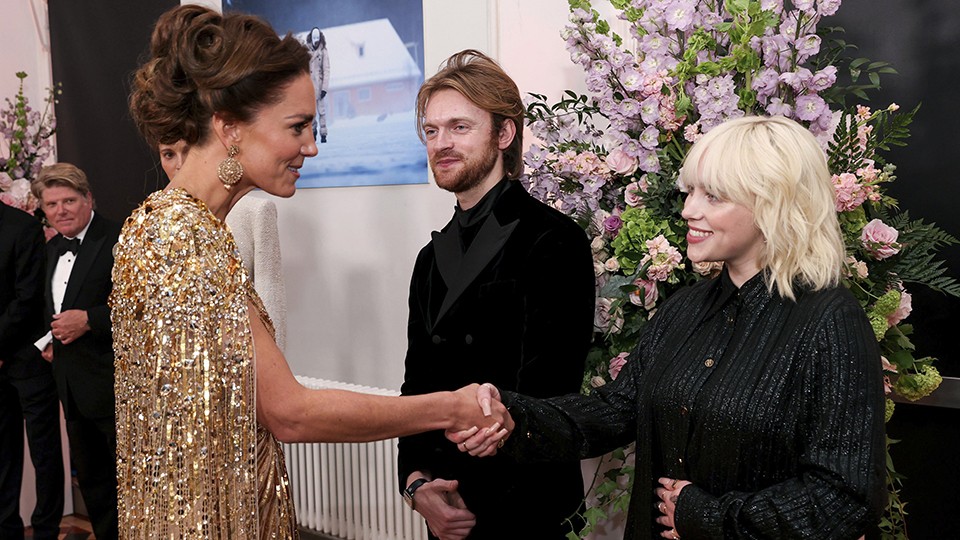 Billie Eilish: Αποκάλυψε τι έγινε στη συνάντηση με τον Πρίγκιπα William και την Kate Middleton