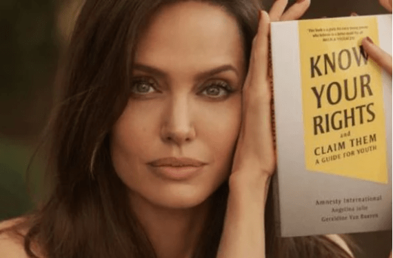 H Angelina Jolie κυκλοφορεί το βιβλίο της: «Εμπνέομαι από αυτούς που βγαίνουν στους δρόμους για να ακουστεί η φωνή τους»