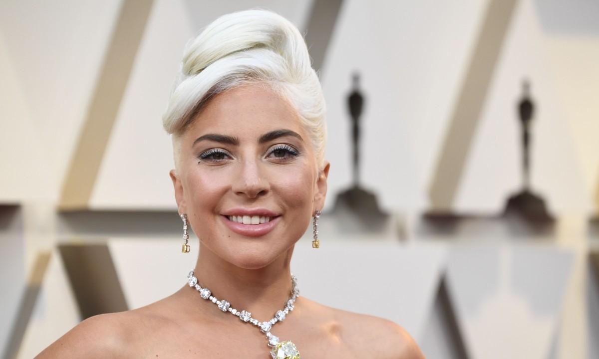 Lady Gaga: To μποά που είναι φτιαγμένο από εκατοντάδες δολάρια και θα είναι η νέα μόδα