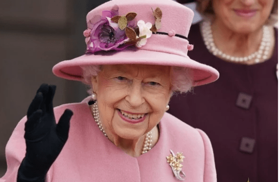 Βασίλισσα Ελισάβετ: Απορρίπτει βραβείο για την ηλικία της με μια ενδιαφέρουσα απάντηση