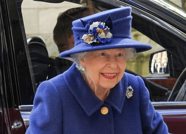 Βασίλισσα Ελισάβετ: Με μπαστούνι για πρώτη φορά σε δημόσια εμφάνιση μετά από 17 χρόνια
