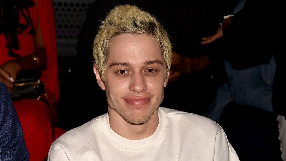 Pete Davidson: Ποιος είναι ο σύντροφος της Kim Kardashian και γιατί όλοι έχουν ενθουσιαστεί μαζί του