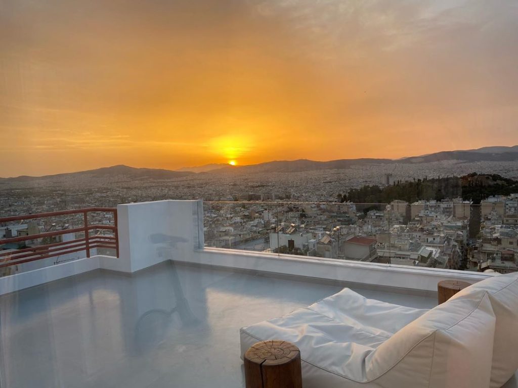 Και όμως το πιο ονειρικό… loft της Αθήνας με αδιανόητη θέα ανήκει σε Έλληνα ηθοποιό