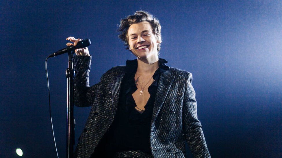 O Harry Styles βοήθησε θαυμάστριά του να κάνει come out στη μητέρα και διέκοψε τη συναυλία του